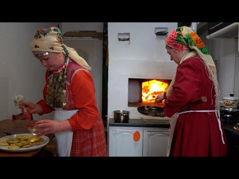 Two UDMURT hostesses preparing a viburnum pie - SHANYAN' in