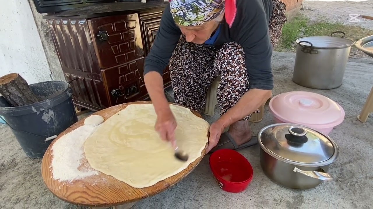 Köyde yağlı ekmek yapma