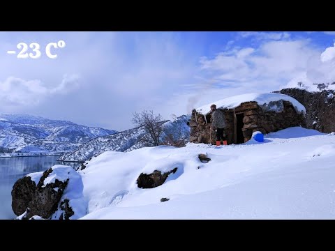 -23°C Soğuk, Fırtınalı Ve Karlı Bir Gecede Dağ Evinde Tek