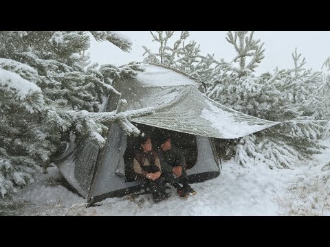 ŞİDDETLİ KARDA SOBALI ÇADIR İLE KAMP / Camping in heavy