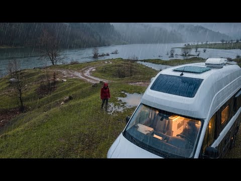 SAĞANAK YAĞMUR ALTINDA EV KONFORUNDA KARAVAN İLE KAMP