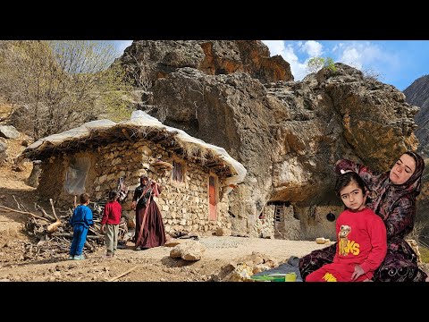 Kulthum's return to the village/children's meeting with