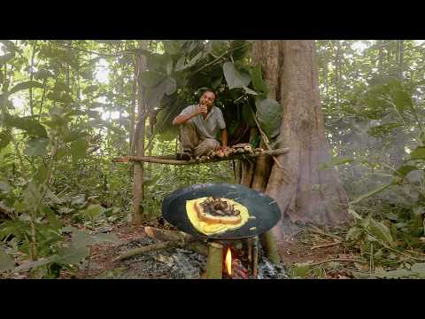 Tree Shelter make to Survival in Forest cooking bread egg