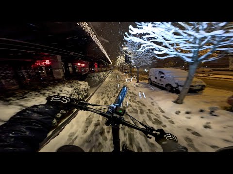 Gece Yoğun Kar Altında Bisiklet Sürmek / Snowy Urban