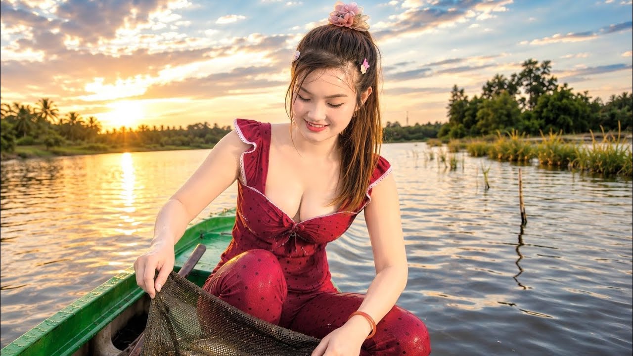 Mưu Sinh Bắt Cá Giữa Đồng Nước Nổi Girl Catching Fish in