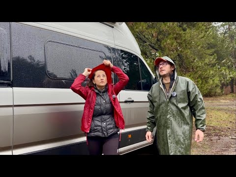 SAĞANAK YAĞMURDA EV KONFORUNDA KARAVAN İLE SOBALI KAMP