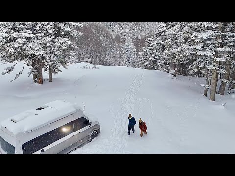 ŞİDDETLİ KAR FIRTINASINDA EV KONFORUNDA KARAVAN İLE KAMP
