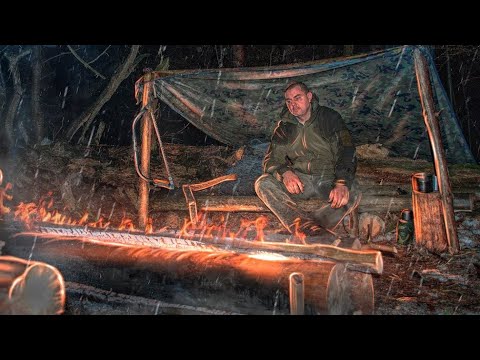 SOLO BUSHCRAFT, SPENDING THE NIGHT BY THE CAMPFIRE IN RAIN