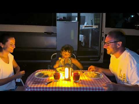 KARAVAN İLE YOLDA YAŞAMAK DENİZE SIFIR KAMP ALANINDA BİR