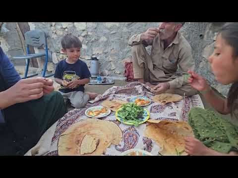 The secret of the nomadic peace platform building a canopy