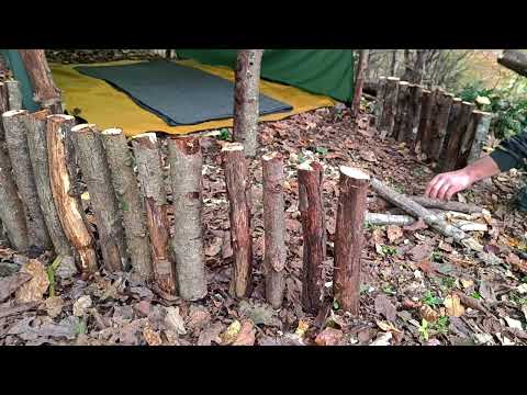 Building a shelter in the shape of a house roof Sausage