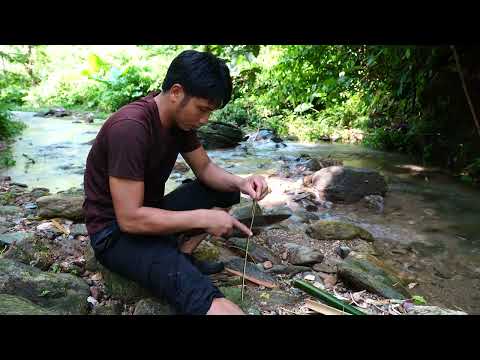 Traditional Rattan Backpack Weaving Frog Trapping Rainy Day