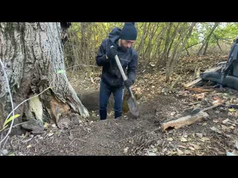 Building a Secret Shelter Inside a Big Tree for Survival