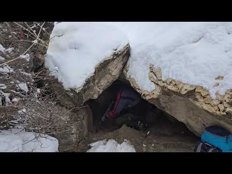 Building a safe and warm shelter from rocks and snow