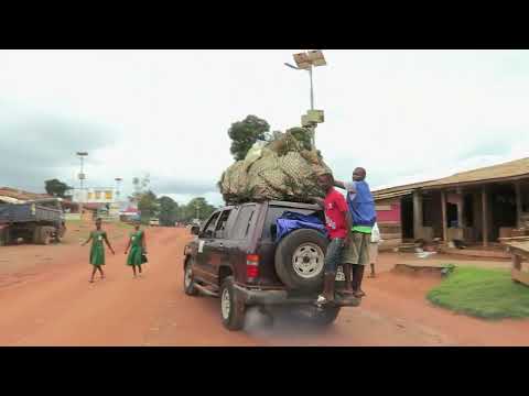 Tout passe dans son taxi brousse