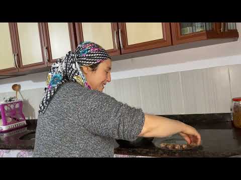 Pirinç pilavı ve soğan salatası eşliğinde TEKİRDAĞ KÖFTE