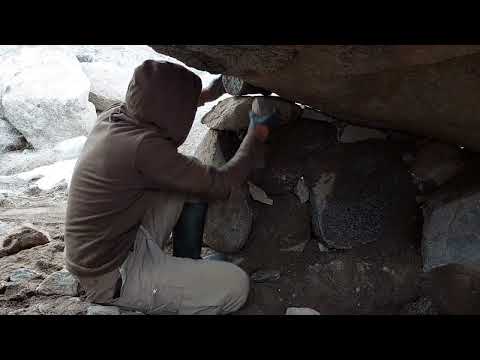 Building a survival rock shelter camping alone in the wild