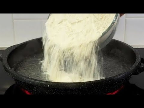 Высыпте МУКУ в кипящую сковороду с водой и она мгновенно