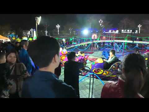 Walking in the lively atmosphere of Dongguan community is