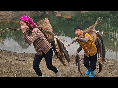 primitive fishing skills setting fish traps along the