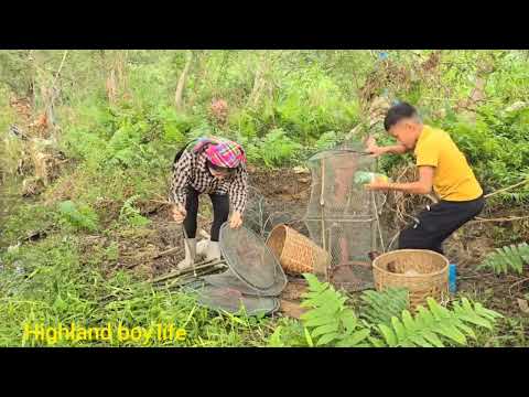 Trapping large catfish to sell grilling fish over straw and