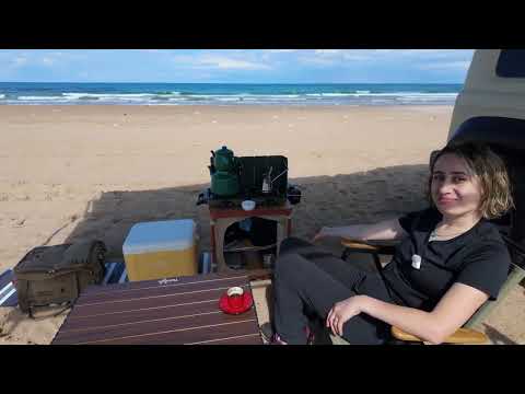 Sahilde Karaya Oturan Geminin Yanında Kamp Jimny Camping