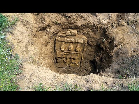 Ormanı Ortasında Mezarın İçine Düştüm