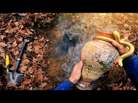 Yaprakların Altındaki Taş Kapağa Buldum Ve İçiriden Define