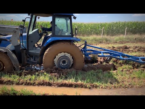 ZORLU SÜRÜM ÇAMURDA NEW HOLLAND TL100A