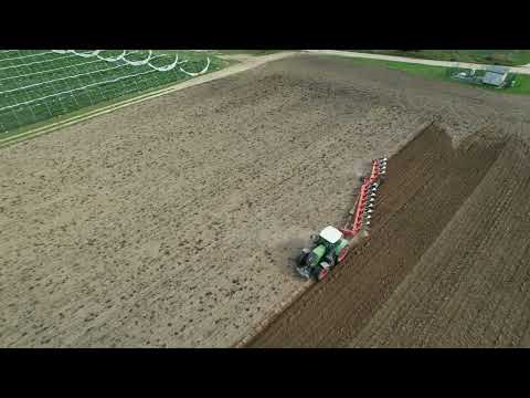 Kleiner ausschnitt vom Erdbeerfeld Pflügen mit Fendt 828