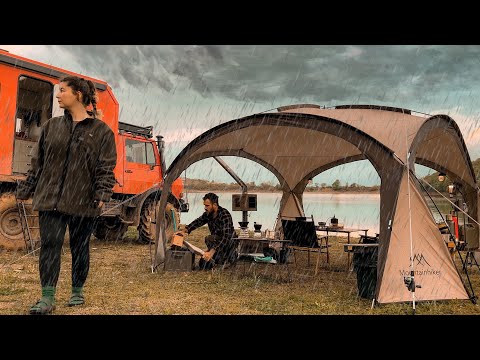 ÇAKALLARLA DOLU ORMANDA YAĞMUR KAMPI