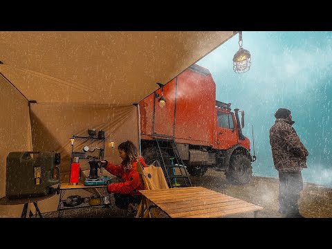YOĞUN SİS VE YAĞMURDA KAMP