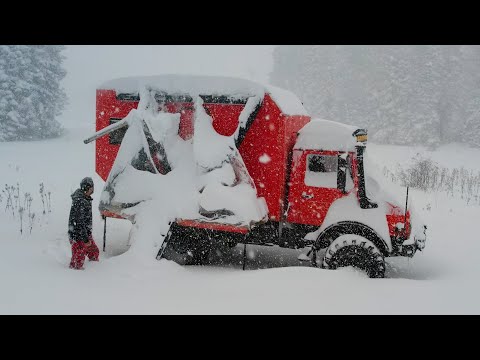 ŞİDDETLİ KAR FIRTINASINDA KARAVAN ÇÖKTÜ