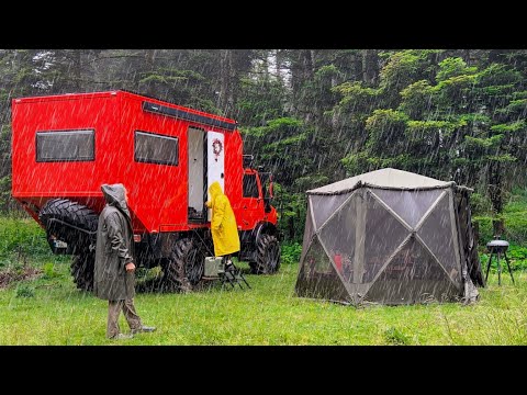 YAĞMURLU HAVADA ÇARDAKLI KARAVAN KAMPI