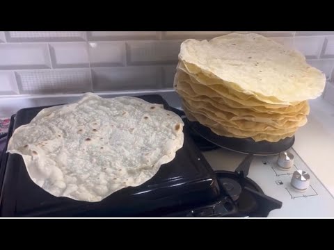 Evde fırın tepsisinde Ramazanlık kuru yufka ekmeklerinizi