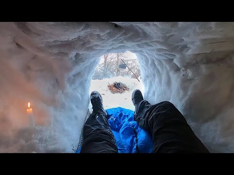 WINTER CAMPING in a SNOW BUNKER SOLO BUSHCRAFT SNOWSTORM