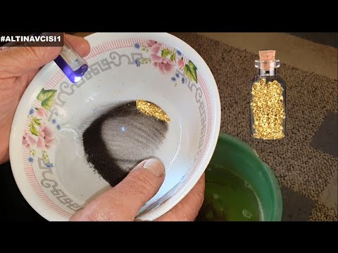 Akarsuda Derede Altın Arama Altını Mıknatıs Tozundan Ve