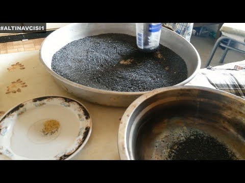 Akarsuda Derede Altın Arama Altını Demir Tozundan Ve