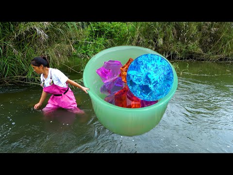 The beauty found a special river clam and was excited by