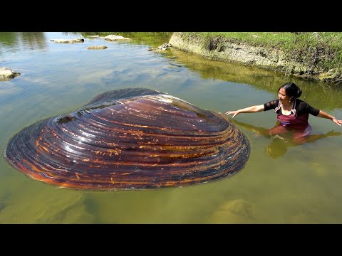 Watching this big river clam is satisfying because there