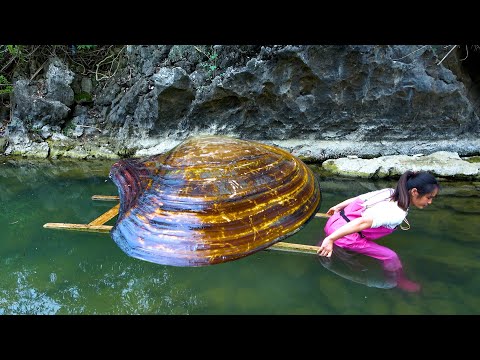 Beautiful women use wooden boats to pull large river clams