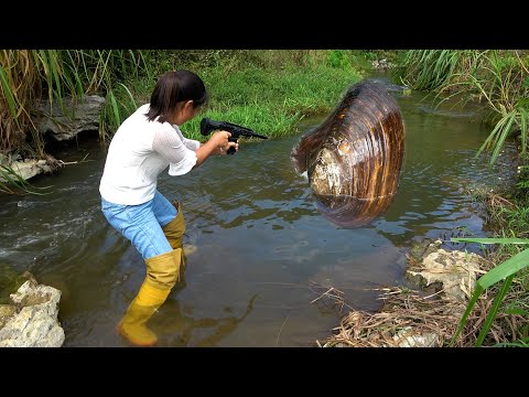 The beautiful woman is looking for a clam to pick out