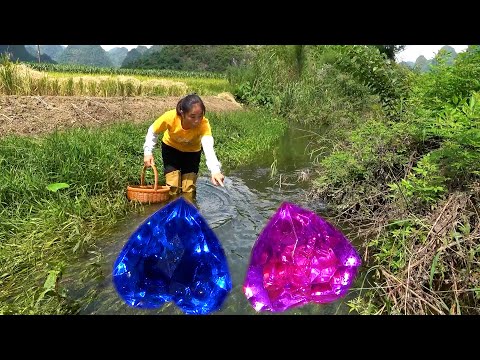 A beautiful baby was found in the clam and the beauty