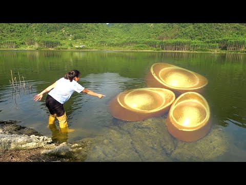 The beauty stepped on three horseshoe gold in the mud one
