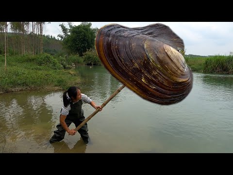The clam bit on the bamboo pole and the beautiful woman