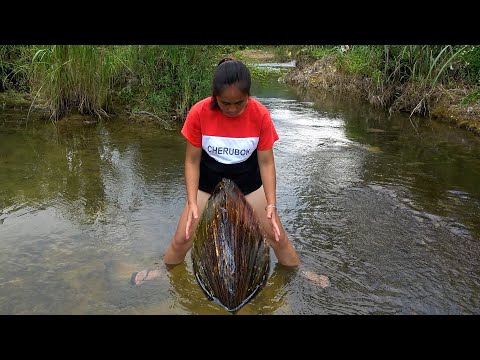 The clams here are so strange and the pearls are all unique