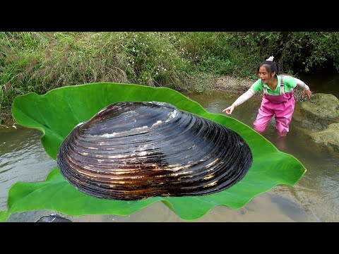 The beauty secretly went to a place where the pearl clams