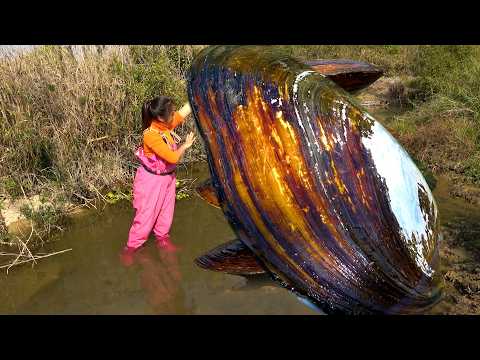 The beautiful woman picked up a pile of river clams and