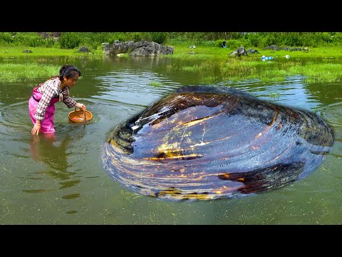 No wonder it s a big lake Pearl clams are super big