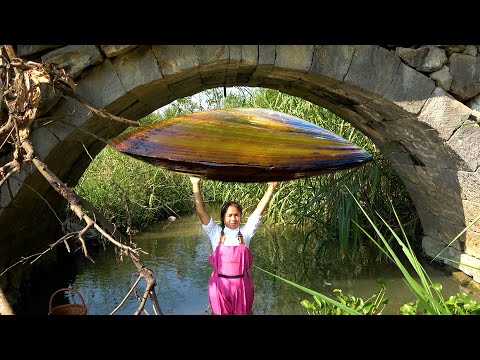 The big pearl clam under the stone arch bridge has been